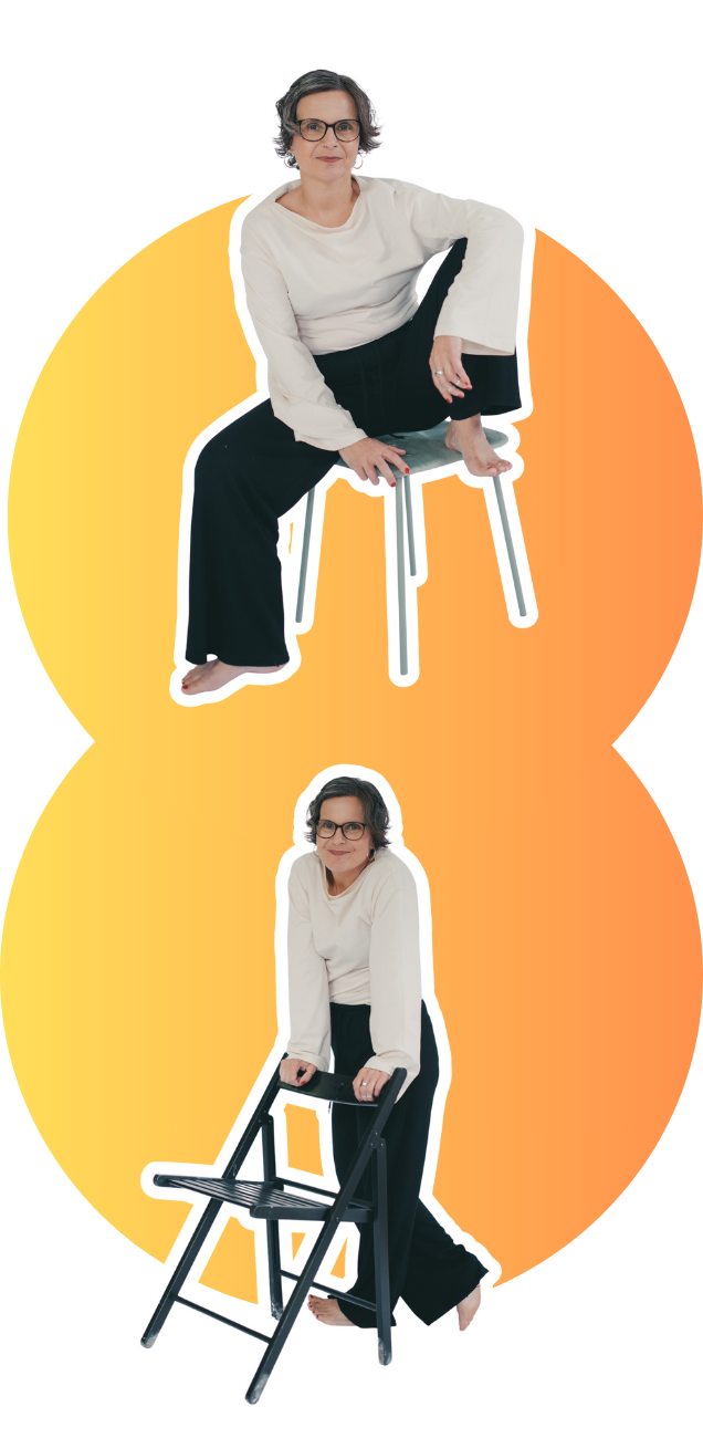 Inga auf Hocker sitzend und an einen Klappstuhl gelehnt, übereinander mit orangem Hintergrund.