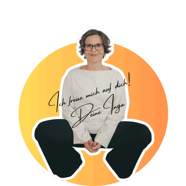 Inga hockt in hellem Shirt und schwarzer Hose vor orangem Kreis. Hände im SChoß gefaltet.