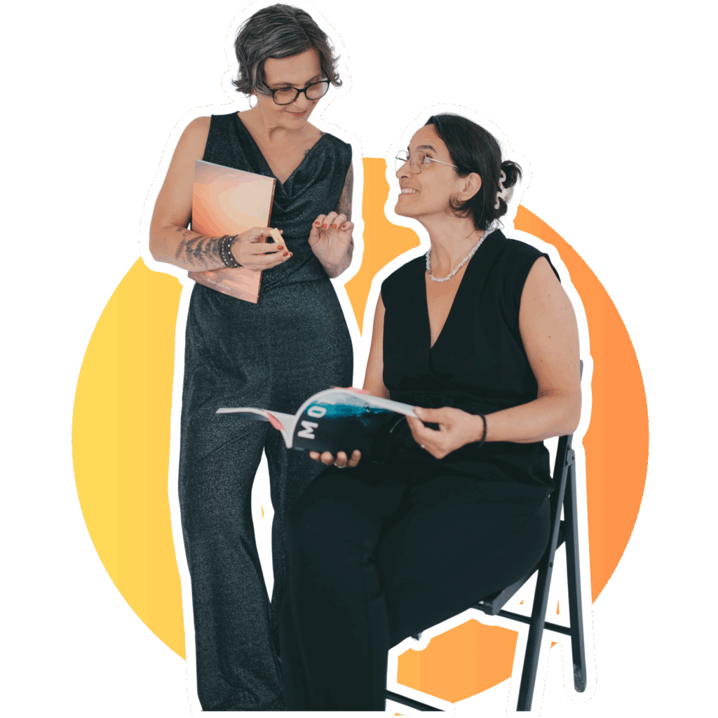 Beratungs- und Austauschsituation, Sandra auf Stuhl, ich stehe daneben, wir unterhalten uns